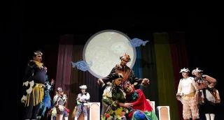 انتقال مفاهیم هزارتوی فرهنگ از طریق روایت نمایشی به کودکان

یادداشت علی اکبر عبدالعلی زاده بر نمایش پرپر سیمرغ پر